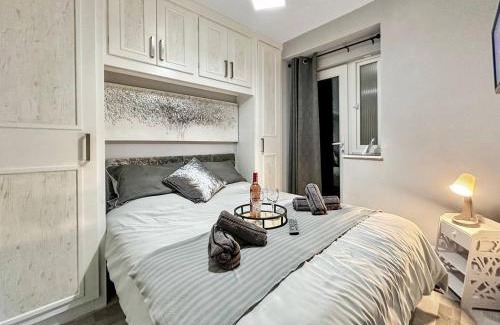 Rhondda Casa | 3 Bed Home In Tonypandy With Balcony View Room