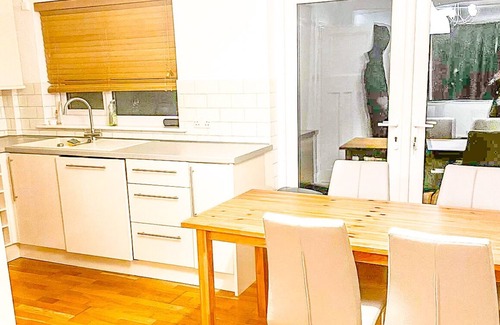 Little Holland Casa | 3-bed House in London Garden & Free Parking
