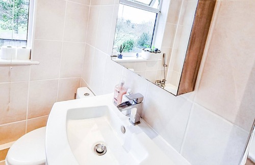 Little Holland Casa | 3-bed House in London Garden & Free Parking