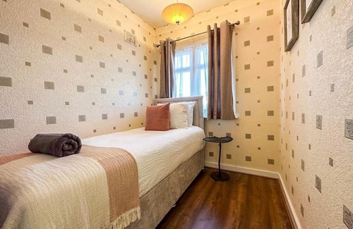 St. Michael's Casa | 3 Bed House Near Abbey Wood Station and Welling