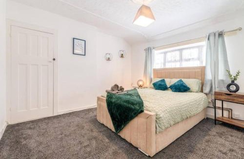Grays Casa | 3-Bed House Near Lakeside Mall, Onsite Parking