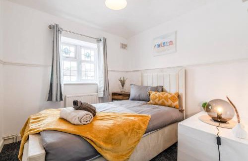 Grays Casa | 3-Bed House Near Lakeside Mall, Onsite Parking