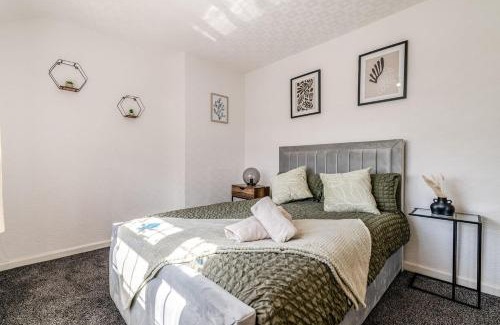 Grays Casa | 3-Bed House Near Lakeside Mall, Onsite Parking