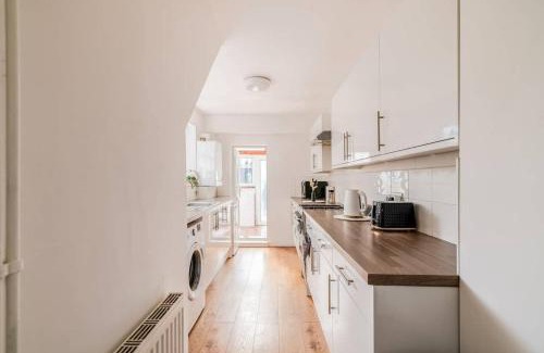 Grays Casa | 3-Bed House Near Lakeside Mall, Onsite Parking