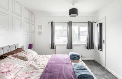 Belthorn Casa | 3 Bed House - Sleeps 5 - Parking - Garden - Wifi