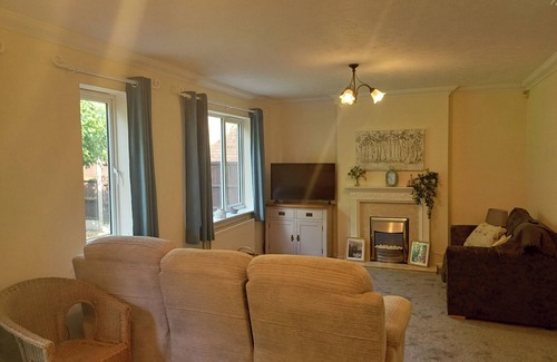 Uttoxeter Casa | 3 Bed House - Sleeps 6 - Pets - Parking - Wifi