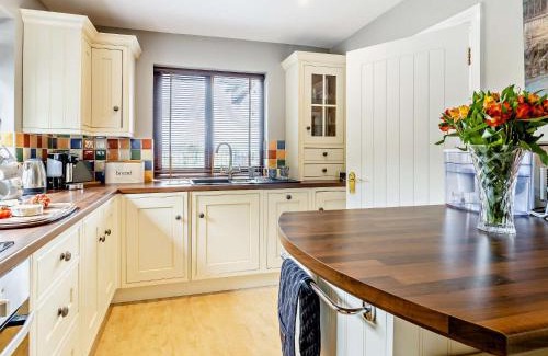 Aberdovey Casa | 3 Bed in Aberdovey DY032