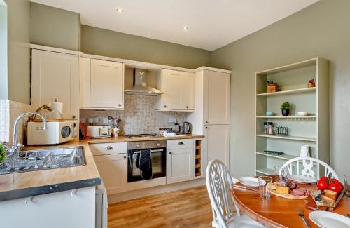 Richmond Casa | 3 Bed in Richmond 94740