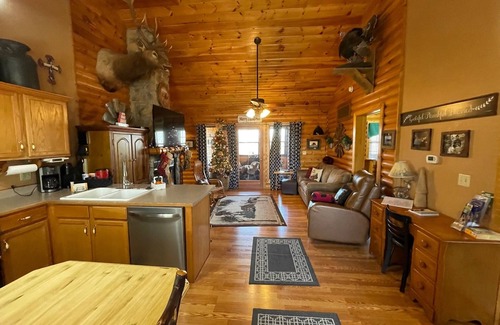 Notch Estates Cabina | 3 bed Log Cabin, w/2 Jacuzzi, 1 mi to SDC, pool, nature trails, private lake