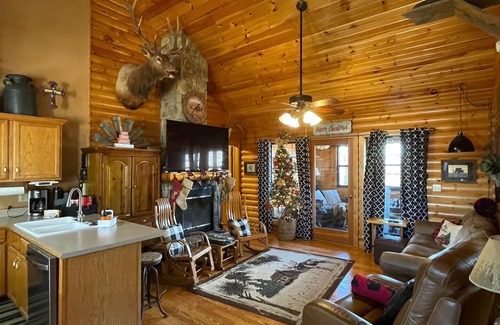 Notch Estates Cabina | 3 bed Log Cabin, w/2 Jacuzzi, 1 mi to SDC, pool, nature trails, private lake