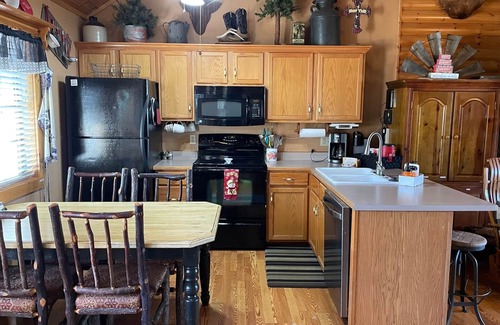 Notch Estates Cabina | 3 bed Log Cabin, w/2 Jacuzzi, 1 mi to SDC, pool, nature trails, private lake