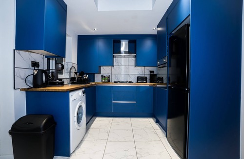 Higham Hill Casa | 3 Bed Modern House Sleeps 7 (Driveway and Free Netflix)