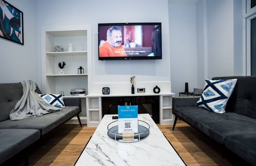 Higham Hill Casa | 3 Bed Modern House Sleeps 7 (Driveway and Free Netflix)