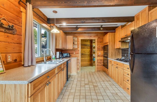 Twin Lakes Cabina | 3 Bed Mountain Cabin with Hot tub, unbelievable lake and mountain views!