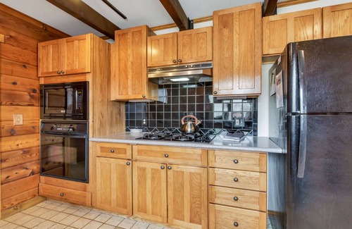 Twin Lakes Cabina | 3 Bed Mountain Cabin with Hot tub, unbelievable lake and mountain views!