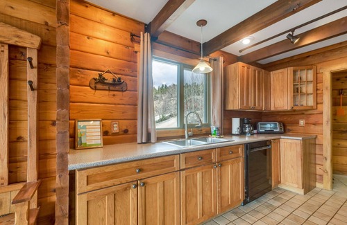 Twin Lakes Cabina | 3 Bed Mountain Cabin with Hot tub, unbelievable lake and mountain views!