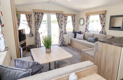 Crowle Casa | 3 Bed New Lodge Sleeps 4 Pets Welcome