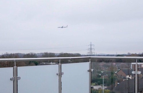George Green Apartamento | 3 bed Penthouse Apt with Balcony near Heathrow