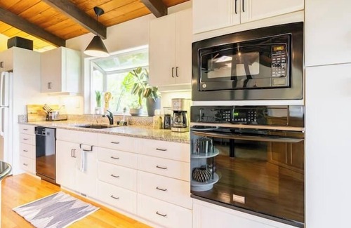 Dundee Casa | Private Retreat in Wine Country with Pool+Hot Tub!