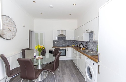 Plymouth Apartamento | 3 Bed- Raleigh by Pureserviced