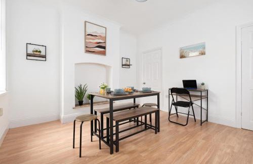 Cleethorpes Casa | 3-Bed Retreat with Free Parking and Long Stay Deals