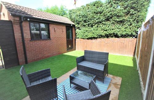 Thorne Casa | 3 Bed Semi - Sleeps 5 - Private Garden & Parking 2 Cars - Quiet Cul De Sac Location - Dog Friendly - Fast Wifi - Close to Motorway Access