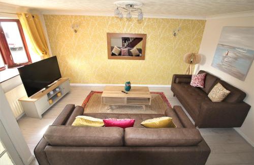Thorne Casa | 3 Bed Semi - Sleeps 5 - Private Garden & Parking 2 Cars - Quiet Cul De Sac Location - Dog Friendly - Fast Wifi - Close to Motorway Access