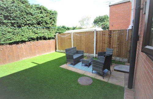 Thorne Casa | 3 Bed Semi - Sleeps 5 - Private Garden & Parking 2 Cars - Quiet Cul De Sac Location - Dog Friendly - Fast Wifi - Close to Motorway Access