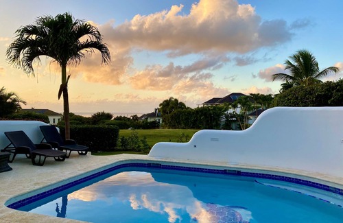 Forest Hills Villa | 3 bed villa 3.5 bathroom Air con Wifi 3 pools Gym Tennis Gated community