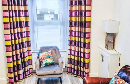 Lisburn Casa | 3 Bedroom House, 16 minutes to Belfast + Parking