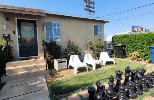 Pico - Robertson Casa | 3 bedroom 2 bath home with Jacuzzi near Beverly Hills, wi-fi, Jacuzzi, Roku, BBQ, giant games family fun