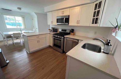 Queens Casa | 3-bedroom & 2-bath house near Beach with 2 car parking