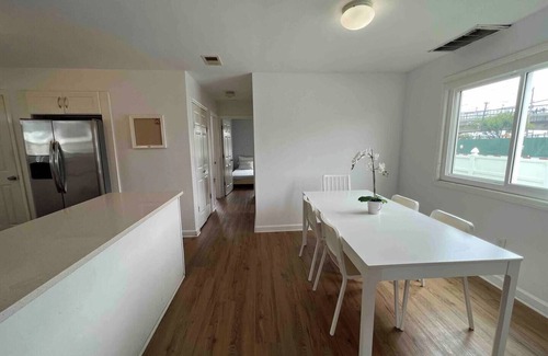 Queens Casa | 3-bedroom & 2-bath house near Beach with 2 car parking