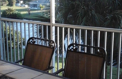 Pebble Beach Condominio | 3 Bedroom, 2 Bath Penthouse Condo, Canal Front, Only 10 Minutes to Gulf Beaches