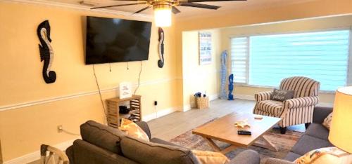 O'byrne Casa | 3 bedroom 2 bath Pet Friendly Ocean View 4 houses from beach