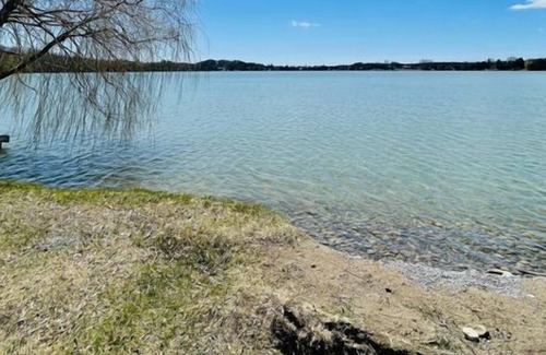 Colborne Casa | 3 bedroom 2 bathroom 1.5 storey cottage on Little Lake