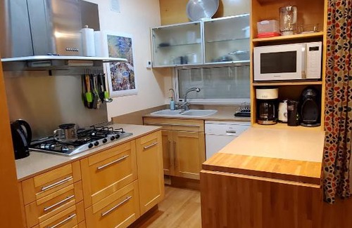 Vilanova I la Geltru Villa | Villa de playa de 3 dormitorios y 3 baños con estacionamiento privado gratuito, aire acondicionado, WiFi rápido y gratuito, espacio de trabajo, lavadoras privadas y jardín y patio privados