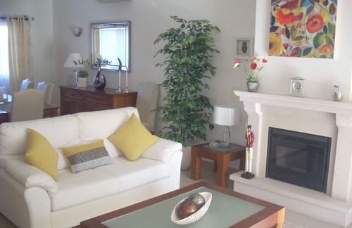 Atalaia Villa | 3 dormitorios, 3 baños Villa se encuentra en la tercera calle cerca de la piscina comunitaria