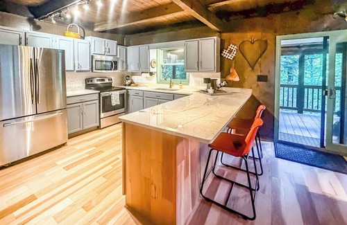 Wolf Laurel Cabina | 3 Bedroom + 3 Bathroom with Hot Tub - Ski Access less than 1 mile!
