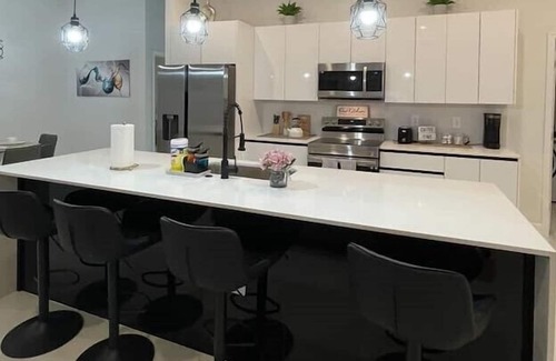 Sunshine Apartamento | 3 Bedroom 654080 by Houzlet