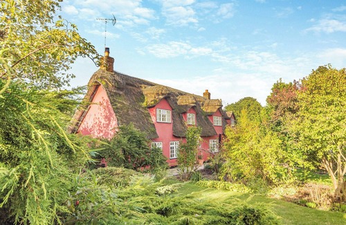 Ashdon Cabaña | Beautiful thatched house in lovely gardens in the historic town of Saffron Walden.