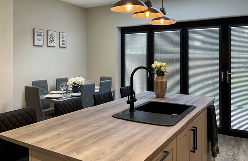 Ault Hucknall Cabaña | 3 bedroom accommodation in Bolsover, near Chesterfield
