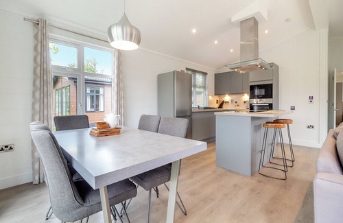 Pentney Chalet De Esquí | Contemporary spacious lodge ideal for families or friends wanting to enjoy the on-site activities.