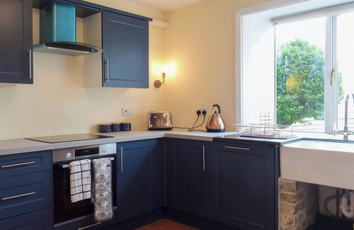 Llangollen Cabaña | Grade II listed property with enclosed gardens, set close to the town of Llangollen.