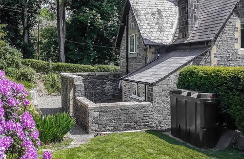 Llangollen Cabaña | Grade II listed property with enclosed gardens, set close to the town of Llangollen.
