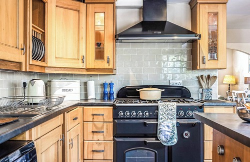 St Davids Cabaña | A welcoming, stylish holiday cottage backing onto St Davids Cathedral and the Bishops Palace.
