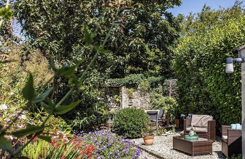 St Davids Cabaña | A welcoming, stylish holiday cottage backing onto St Davids Cathedral and the Bishops Palace.
