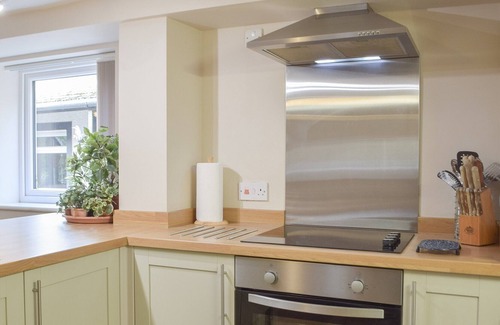 Whitland Cabaña | 3 bedroom accommodation in Cwmbach