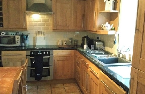 Edern Cabaña | Great property in a brilliant holiday location within walking distance of the beach and amenities.