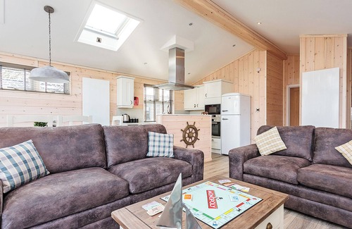 Ryde Chalet De Esquí | 3 bedroom accommodation in Wootton Bridge, Nr Cowes